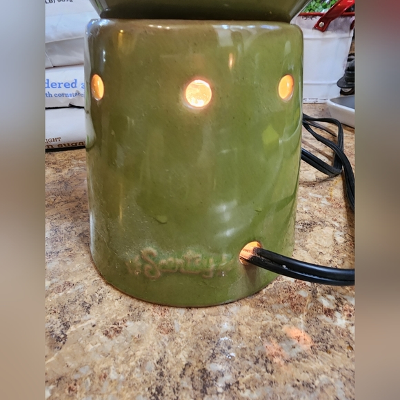 Scentsy warmer with scent bar - Picture 5 of 7